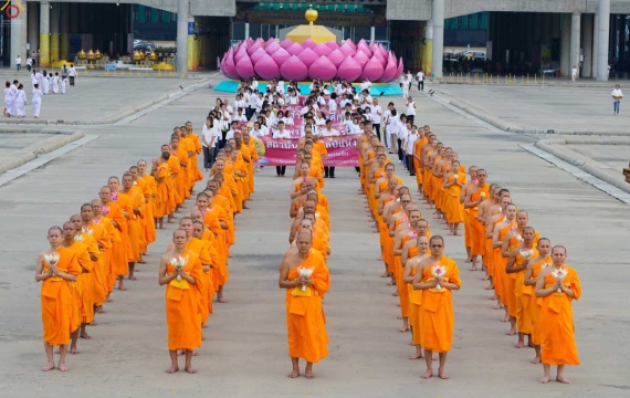 สวดธรรมจักรฯ เวียนประทักษิณ ถวายเป็นพุทธบูชา